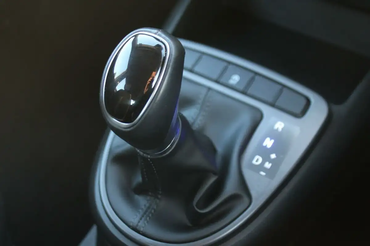 2022-hyundai-i10-12-se-connect-auto-big-24