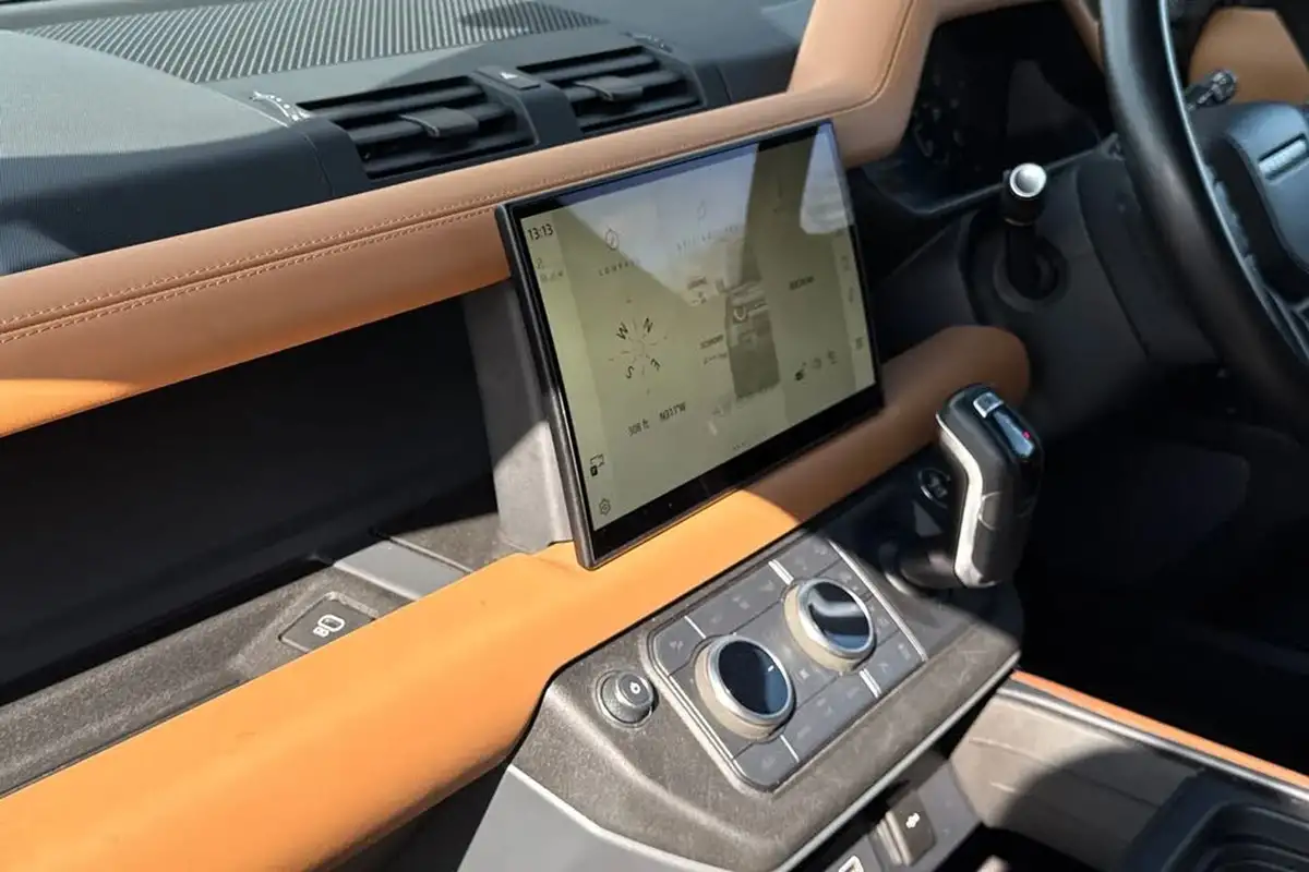 2023-land-rover-110-defender-30-d300-x-dynamic-hse-big-45