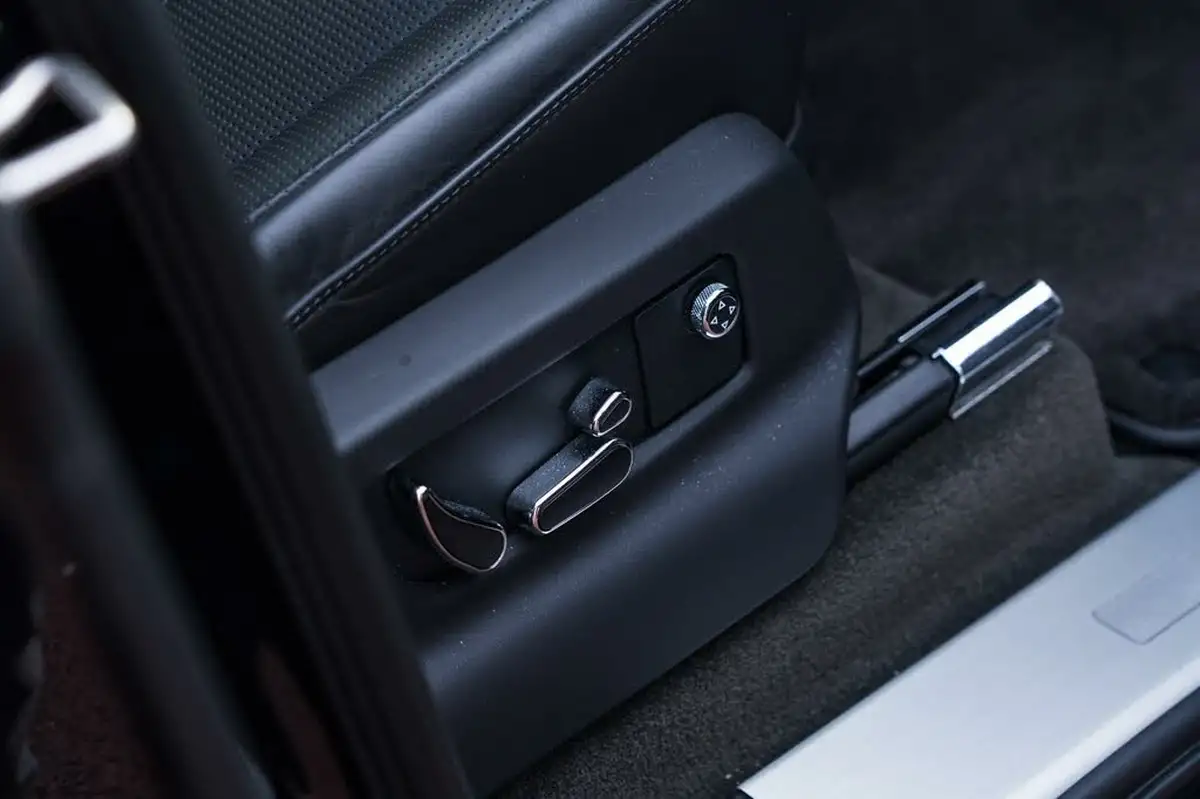2022-bentley-bentayga-40-v8-big-26