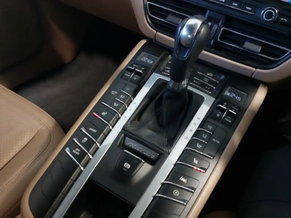 2020-porsche-macan-30-s-big-15
