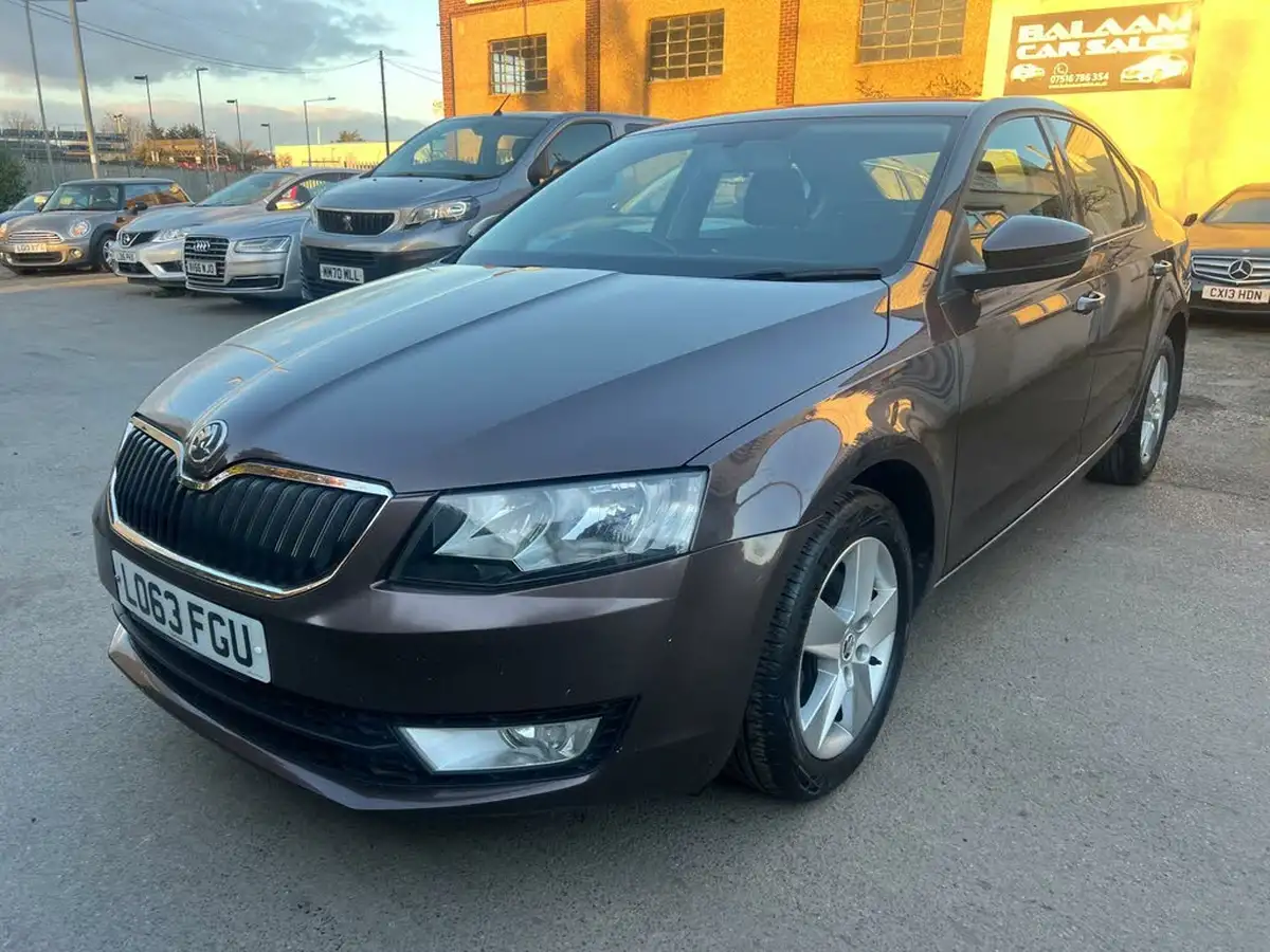 2013-skoda-octavia-20tdi-se-hatchback-big-2