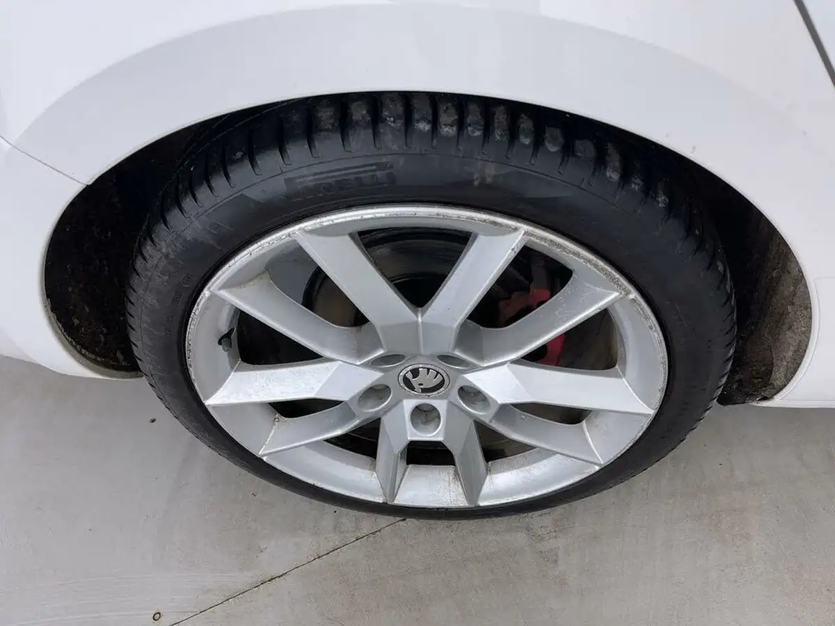 2015-skoda-octavia-20tdi-vrs-estate-dsg-big-22