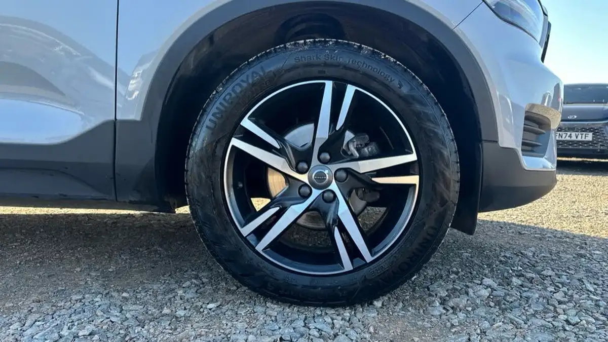 2022-volvo-xc40-15-t3-r-design-big-15