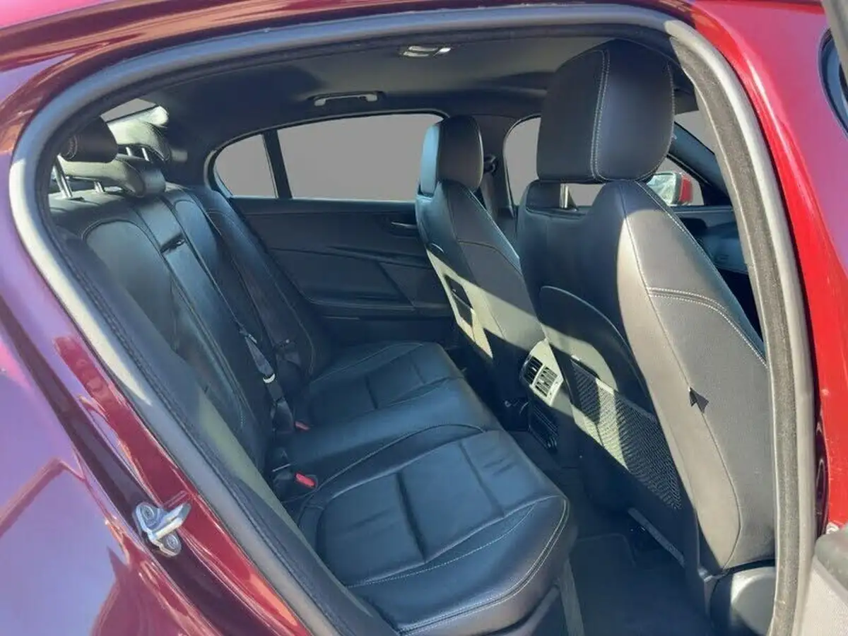 2016-jaguar-xe-20i-r-sport-200ps-big-17