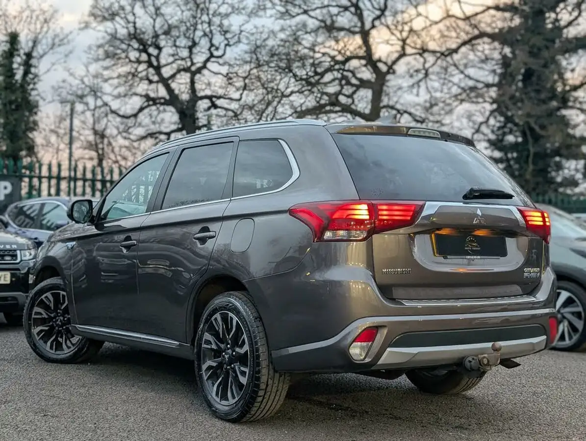2016-mitsubishi-outlander-20-gx4h-phev-big-7