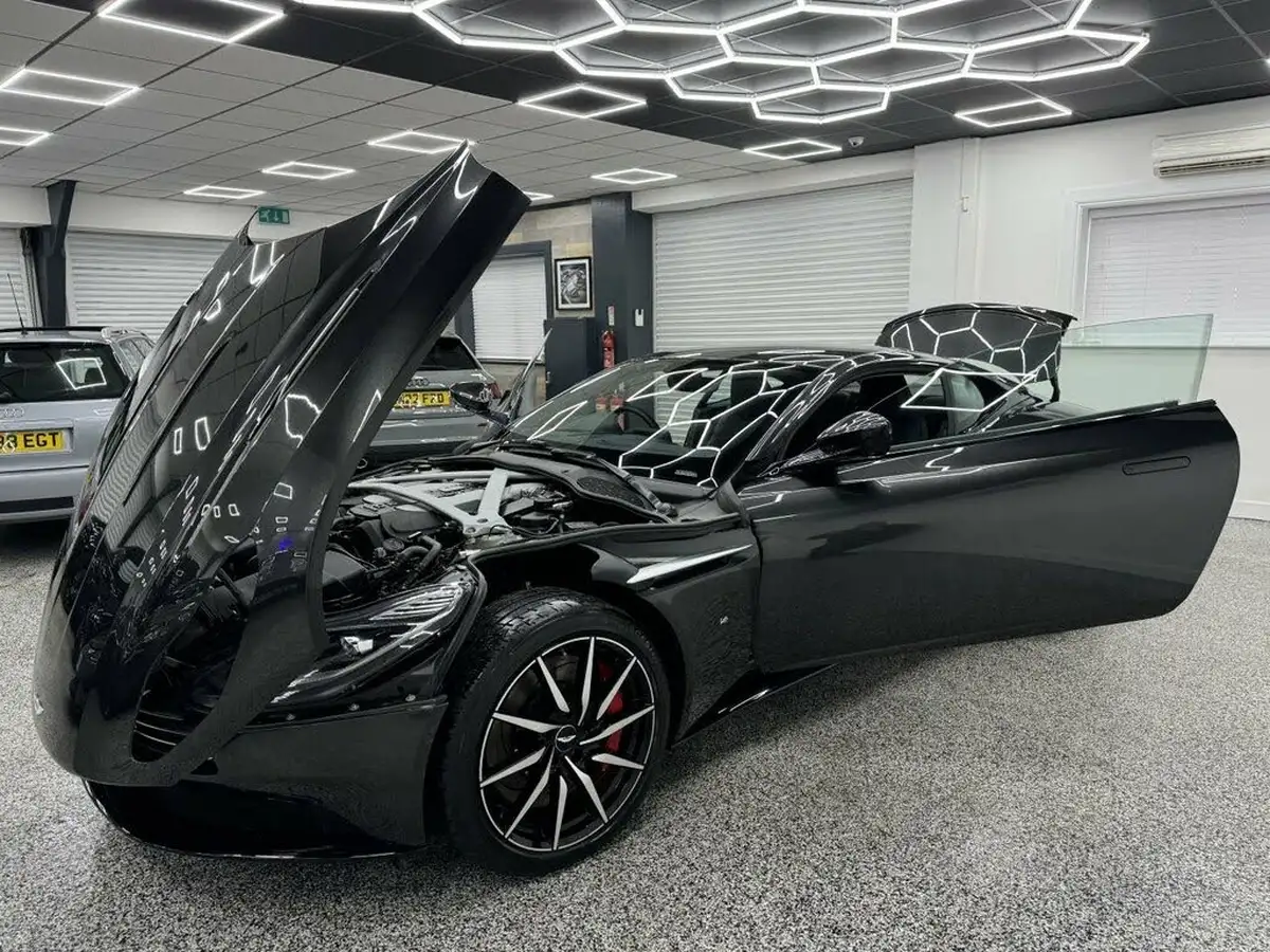2017-aston-martin-db11-52-v12-launch-edition-big-15