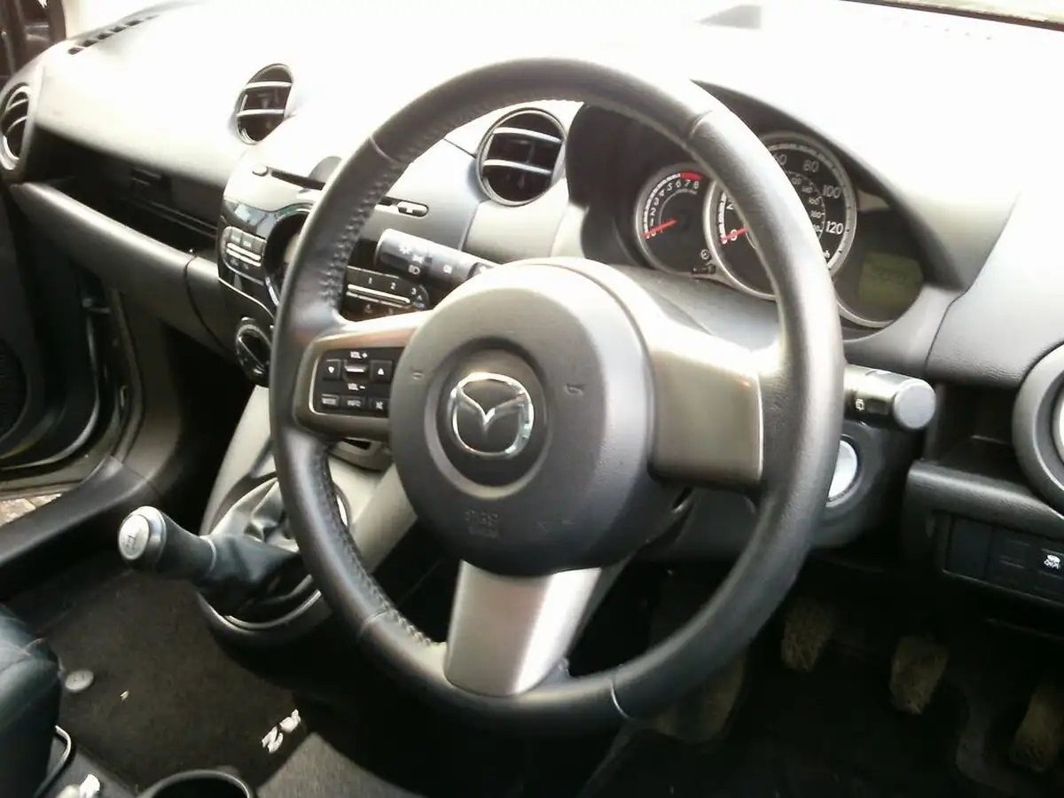 2014-mazda-mazda2-13-tamura-5d-big-14