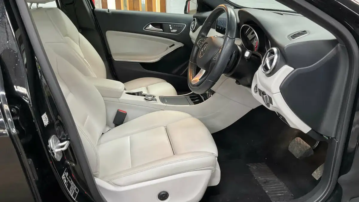 2016-mercedes-benz-a-class-21d-a200d-sport-premium-plusss-7g-dct-big-8