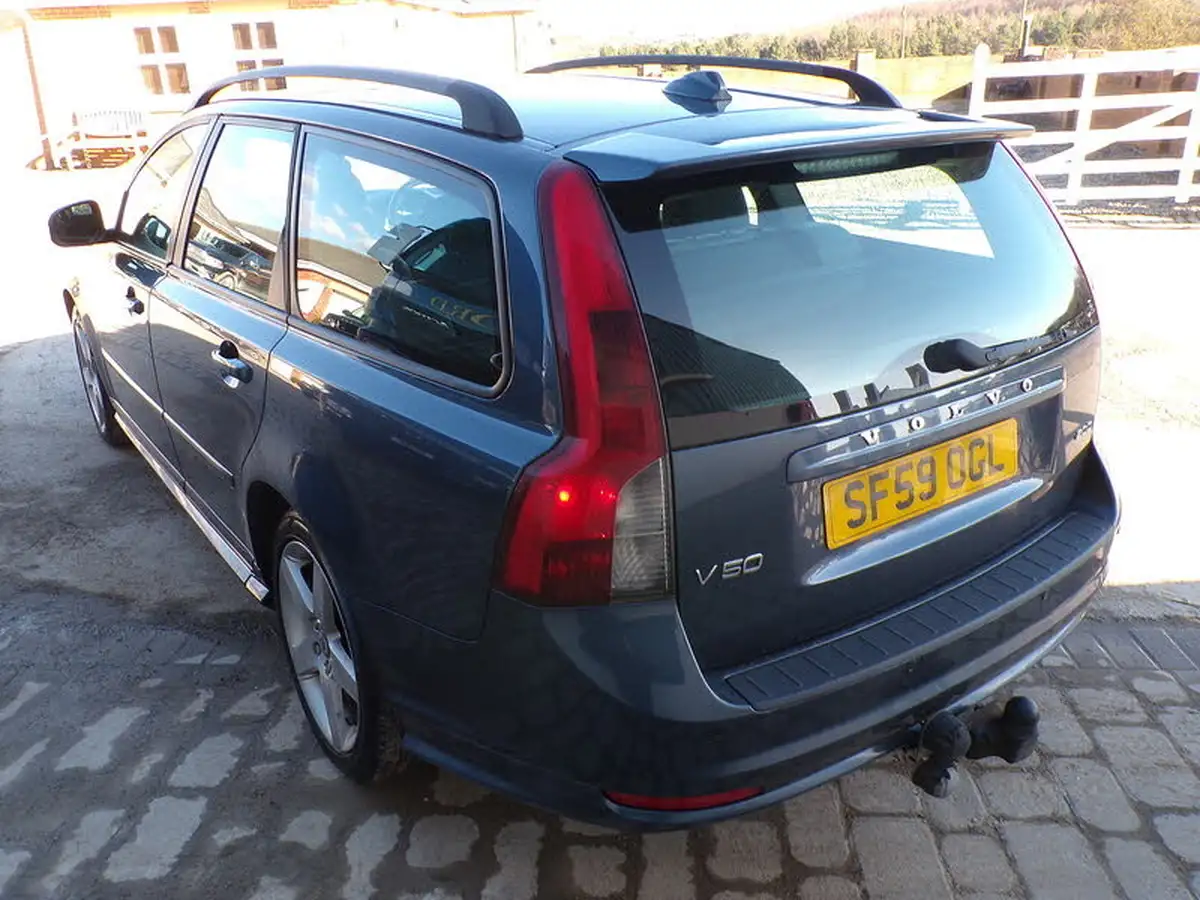 2009-volvo-v50-20td-r-design-big-5