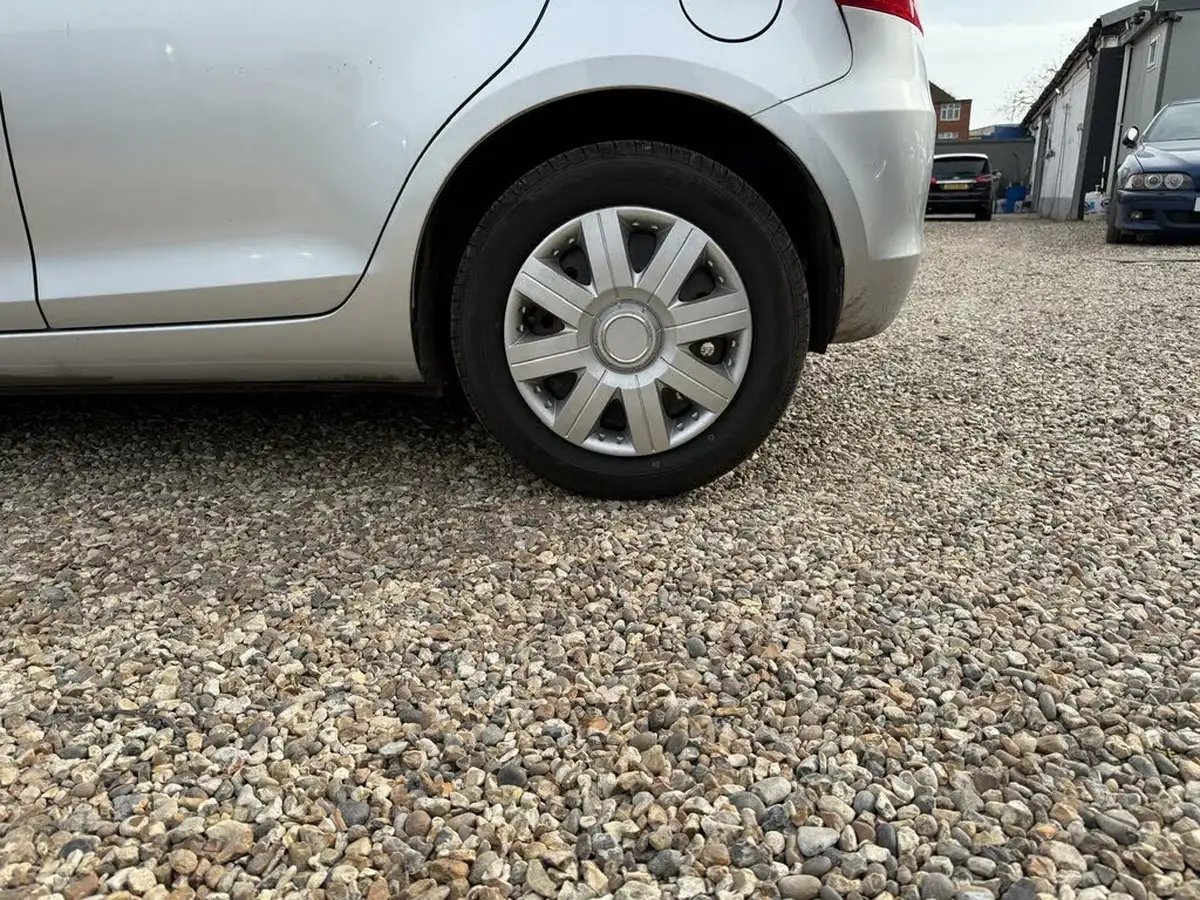 2013-suzuki-swift-12-sz2-5d-big-41
