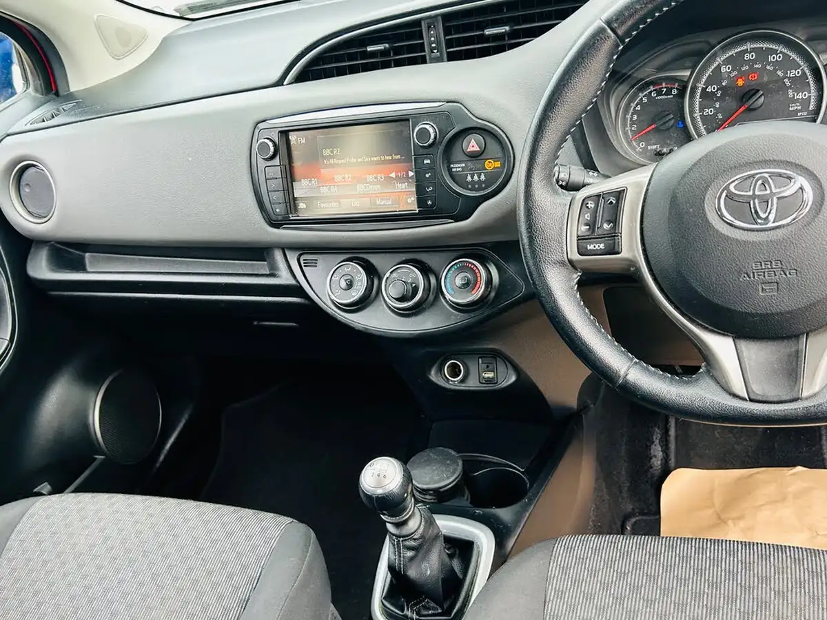 2015-toyota-yaris-133-icon-vvt-i-5d-big-9