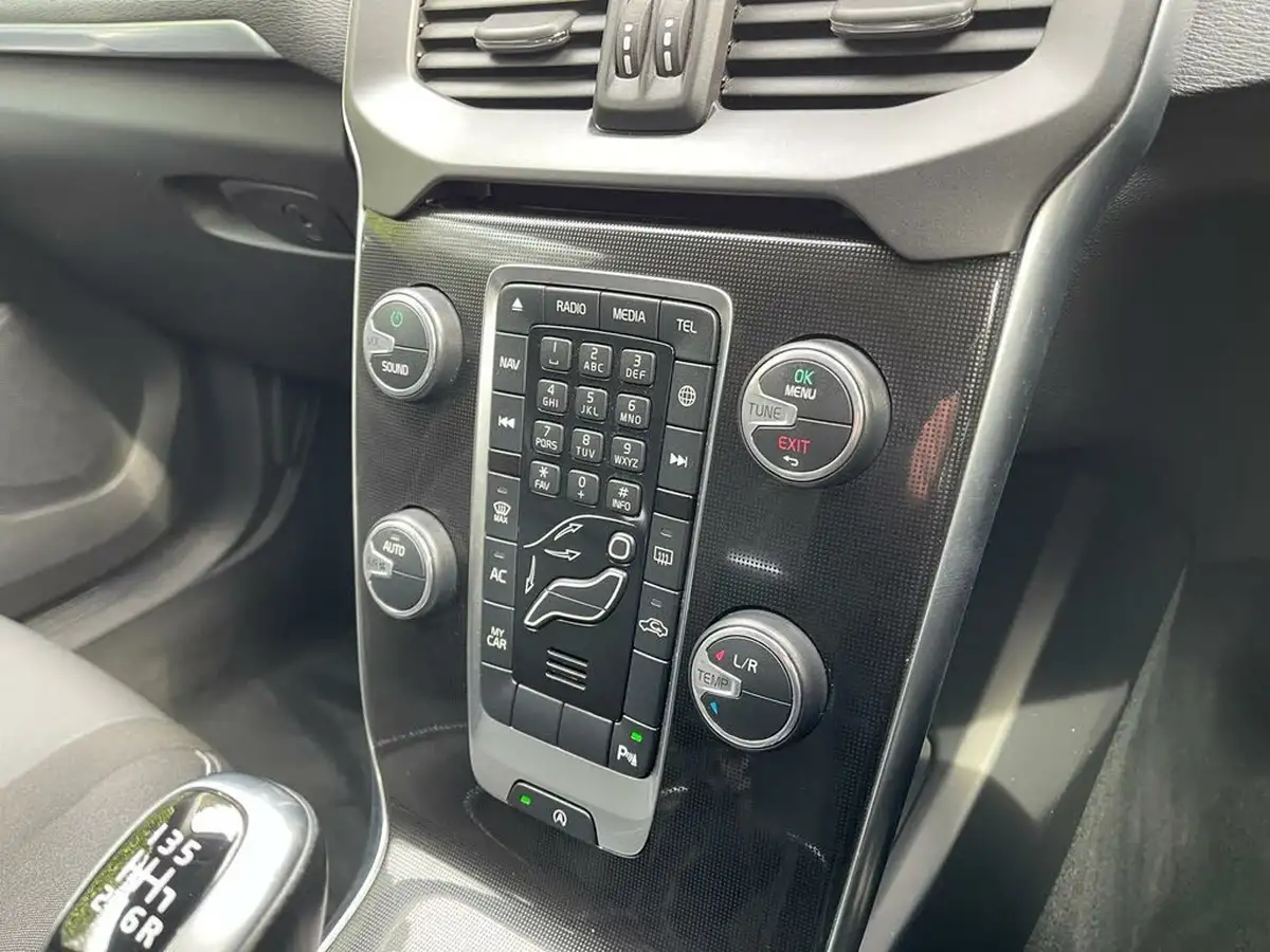 2018-volvo-v40-20-t2-momentum-nav-plus-big-7