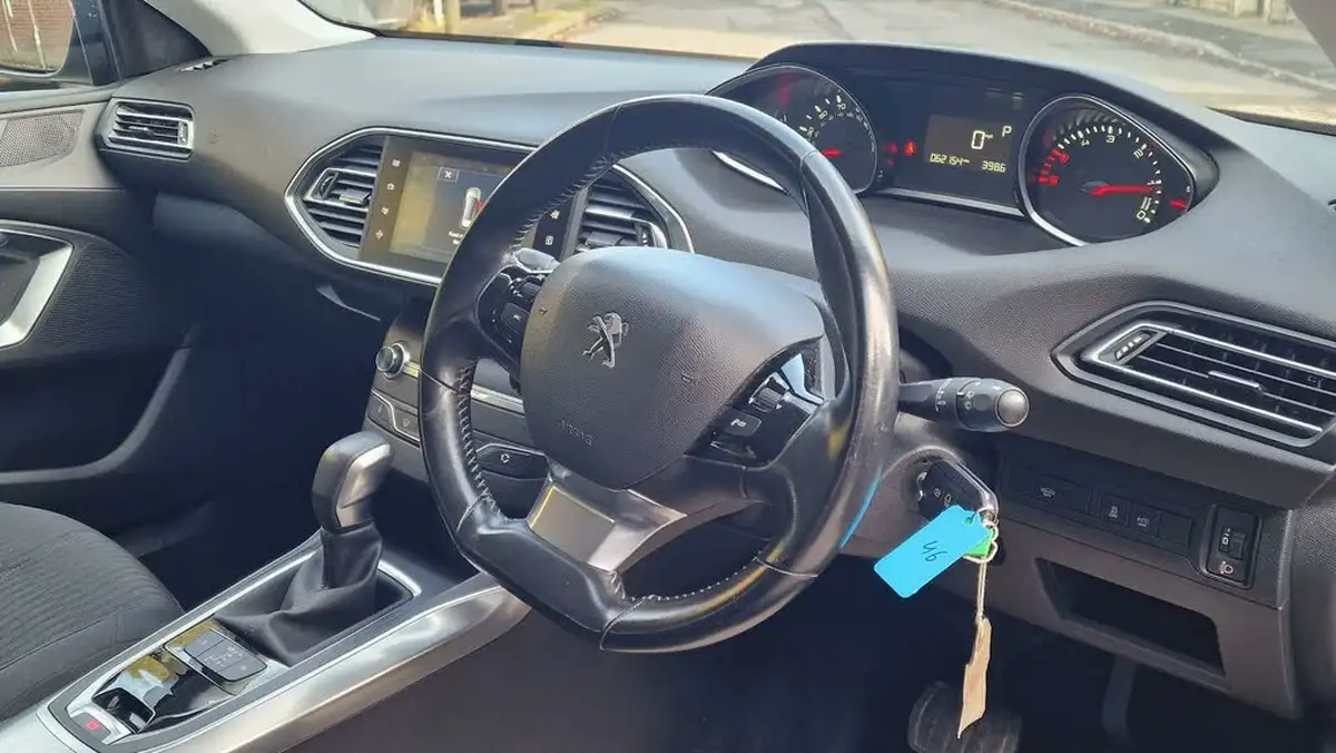 2016-peugeot-308-sw-16bluehdi-active-120bhp-eat6-big-7