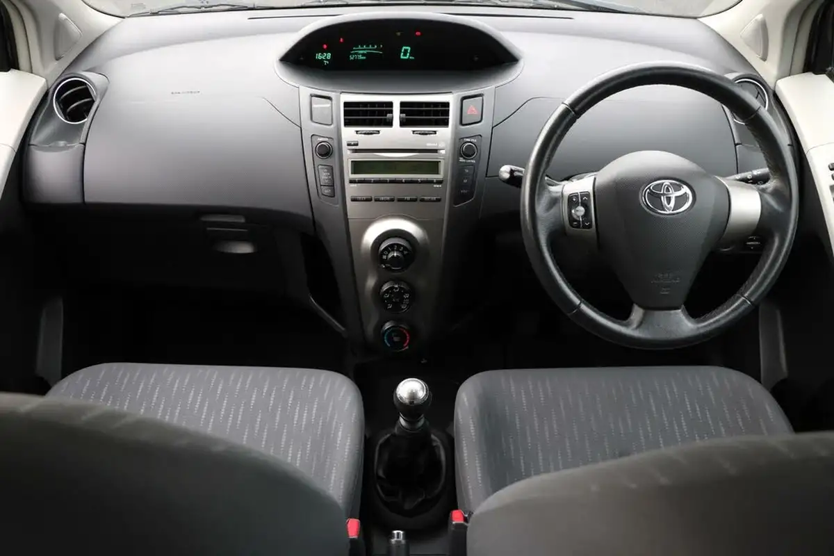 2009-toyota-yaris-133-tr-5d-big-9