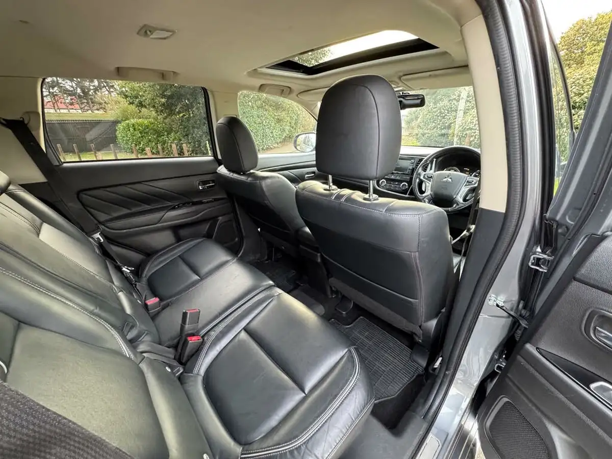 2016-mitsubishi-outlander-20-gx4h-phev-big-28