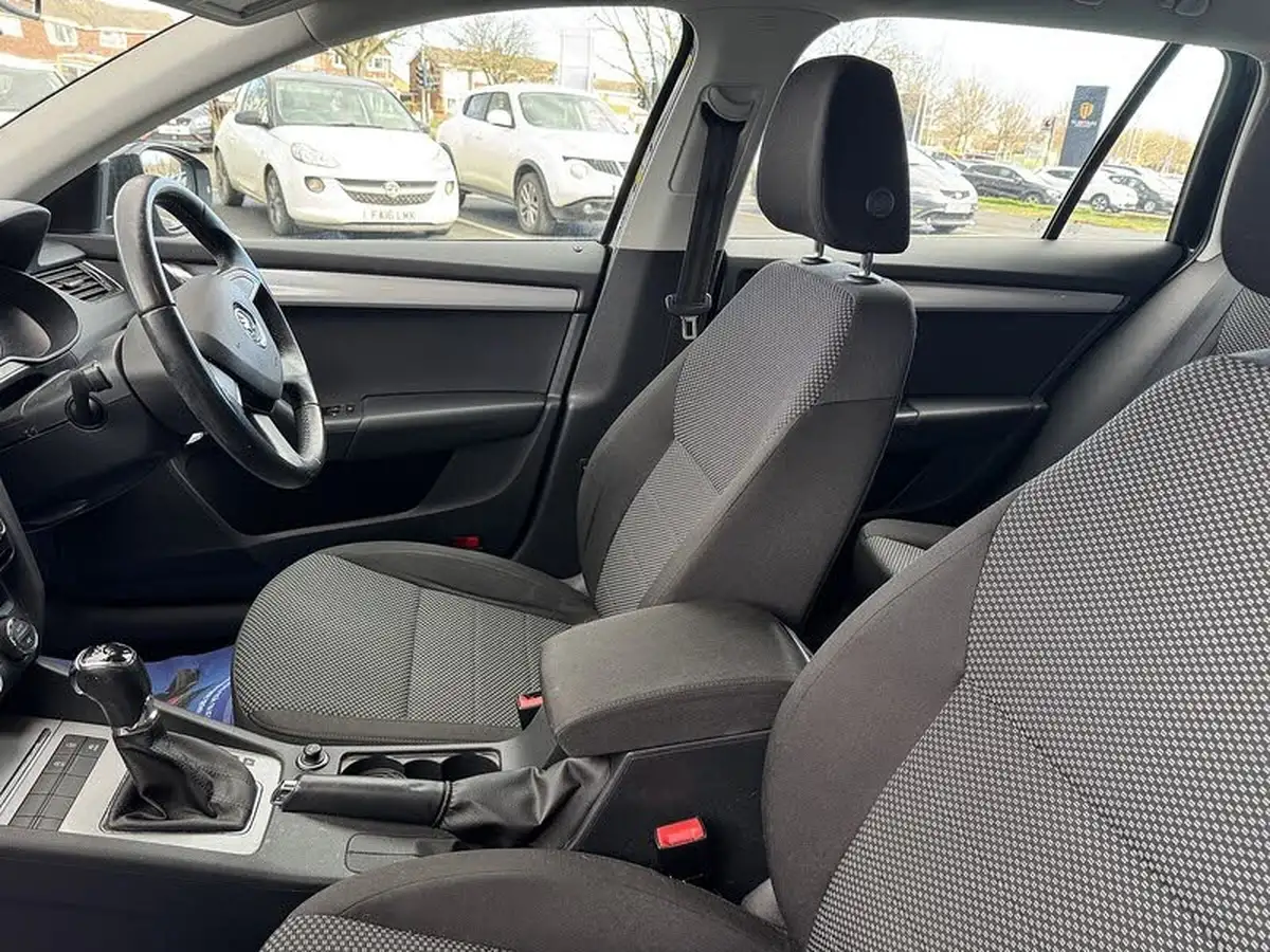 2014-skoda-octavia-20tdi-se-estate-dsg-big-16