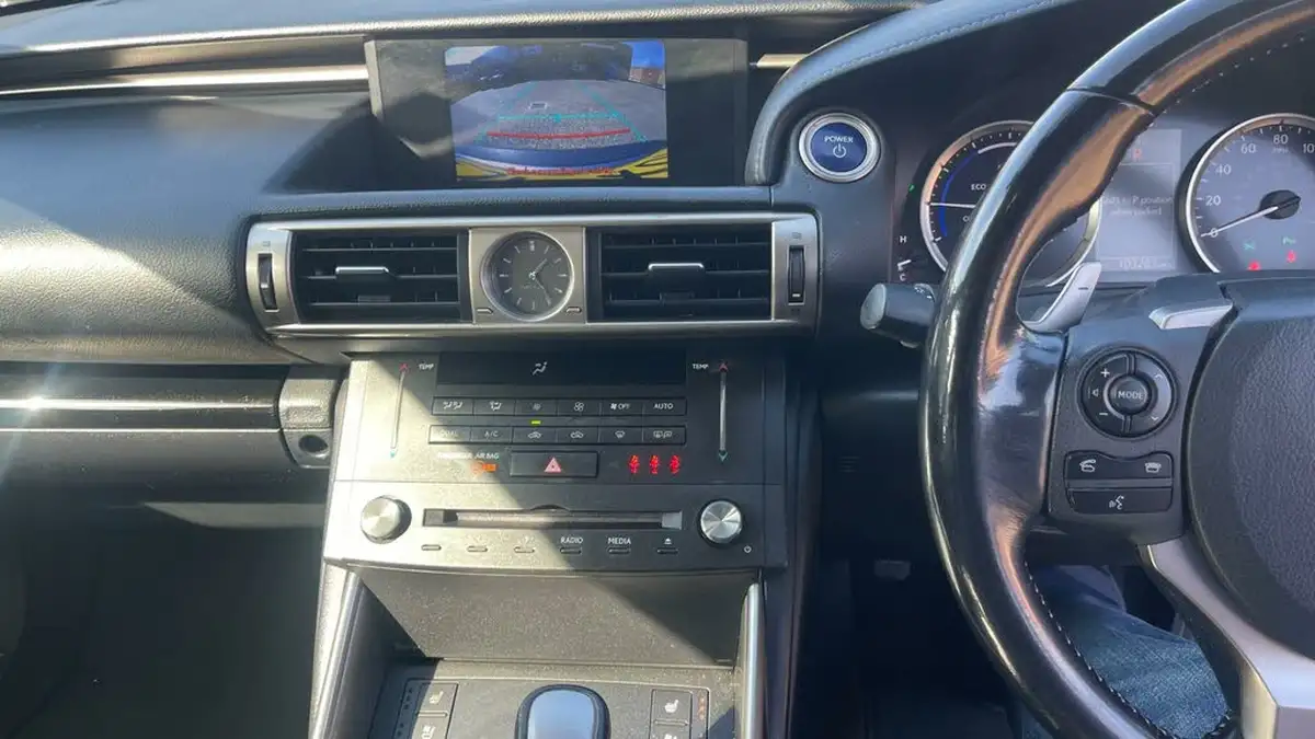 2016-lexus-is-300h-25-advance-big-11