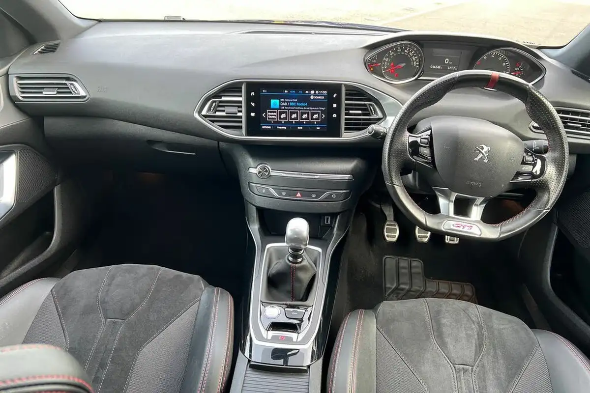 2019-peugeot-308-16-puretech-gti-big-16