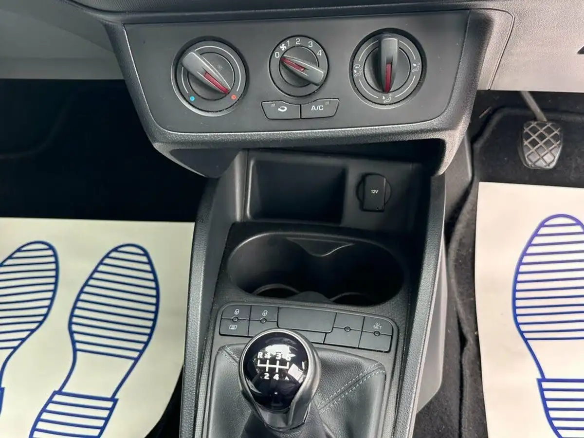2015-seat-ibiza-12-i-tech-hatchback-5d-big-16