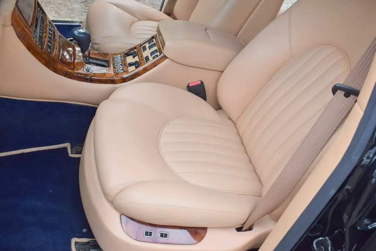 2000-bentley-arnage-68-red-label-big-19