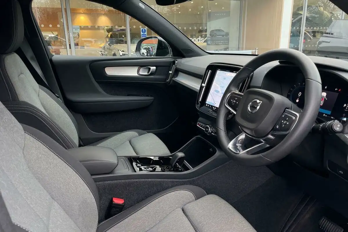 2024-volvo-xc40-20-b3-plus-big-24