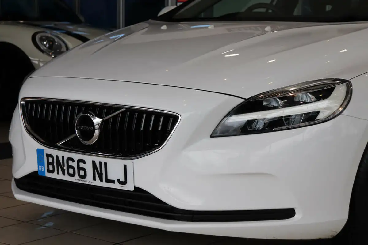 2016-volvo-v40-20-t2-momentum-big-64