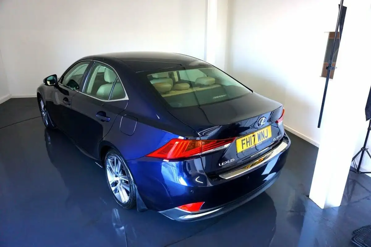 2017-lexus-is-300h-25-advance-big-5