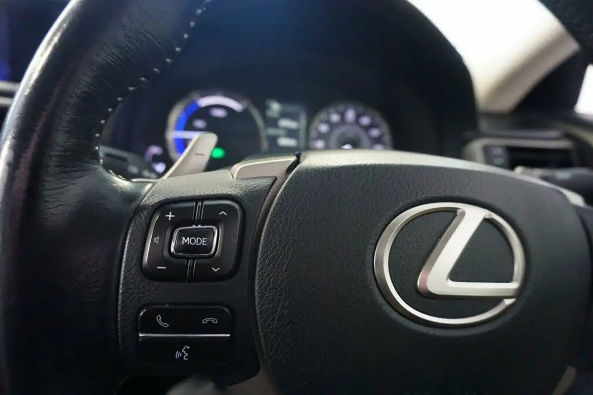 2017-lexus-is-300h-25-advance-big-33