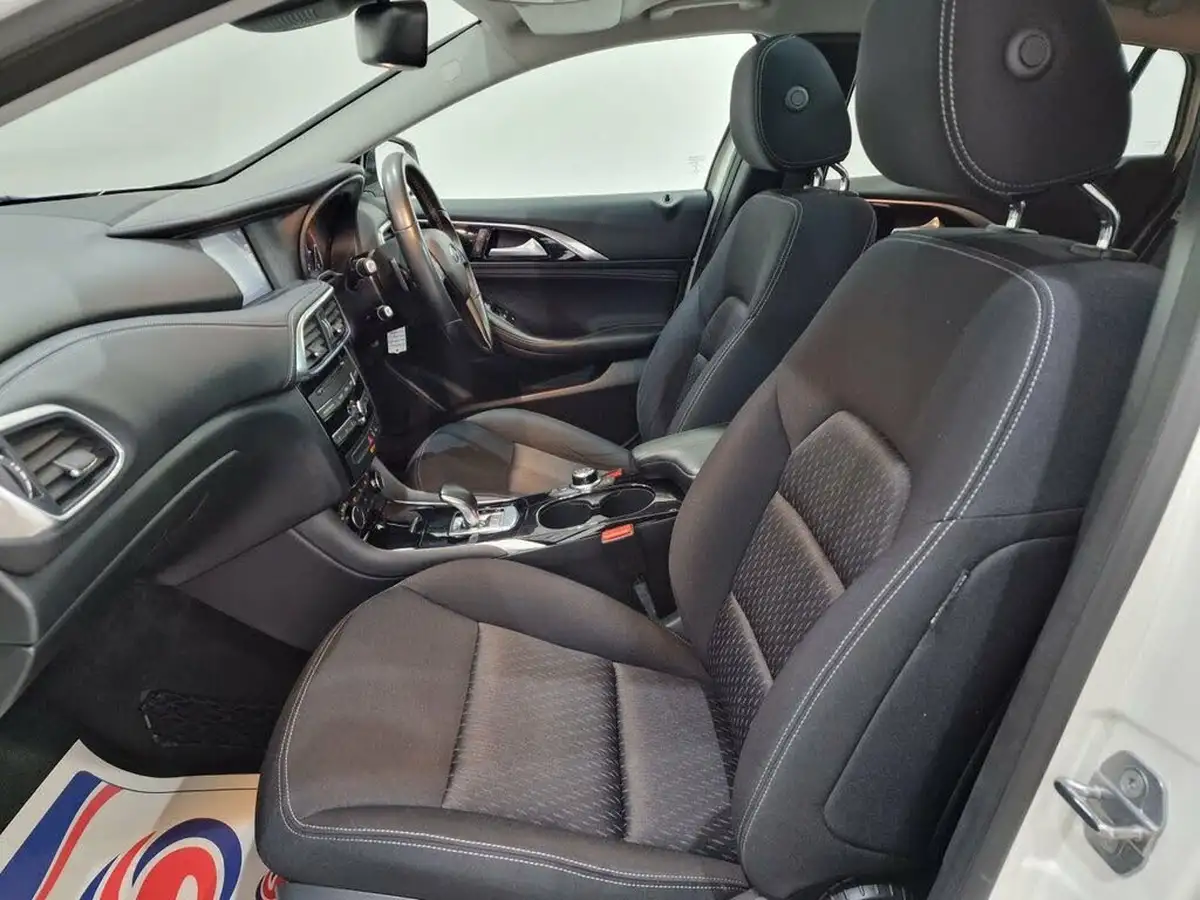 2019-infiniti-q30-22d-sport-big-14