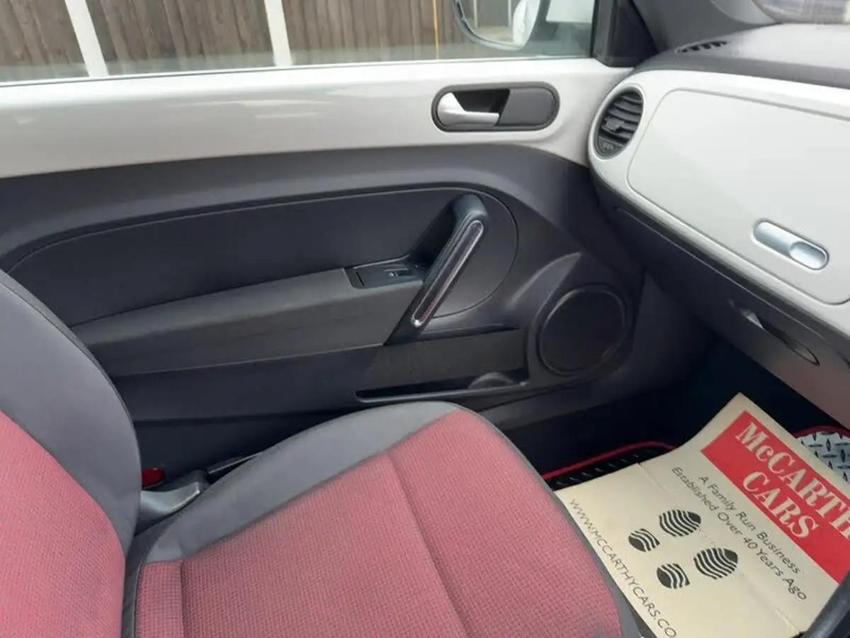 2012-volkswagen-beetle-12-design-105ps-hatchback-3d-1197cc-dsg-big-31