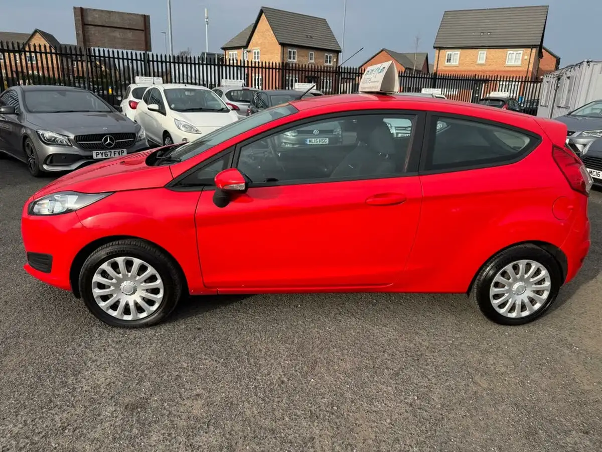 2014-ford-fiesta-125-style-60ps-3d-big-1