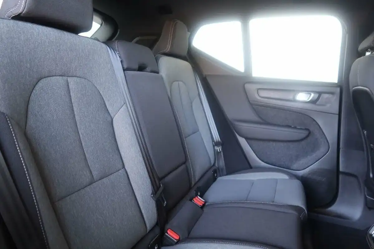 2022-volvo-xc40-20-b3-core-big-11