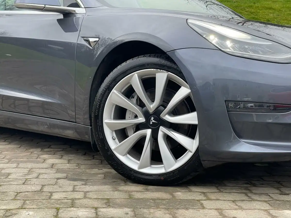 2020-tesla-model-3-e-long-range-big-32