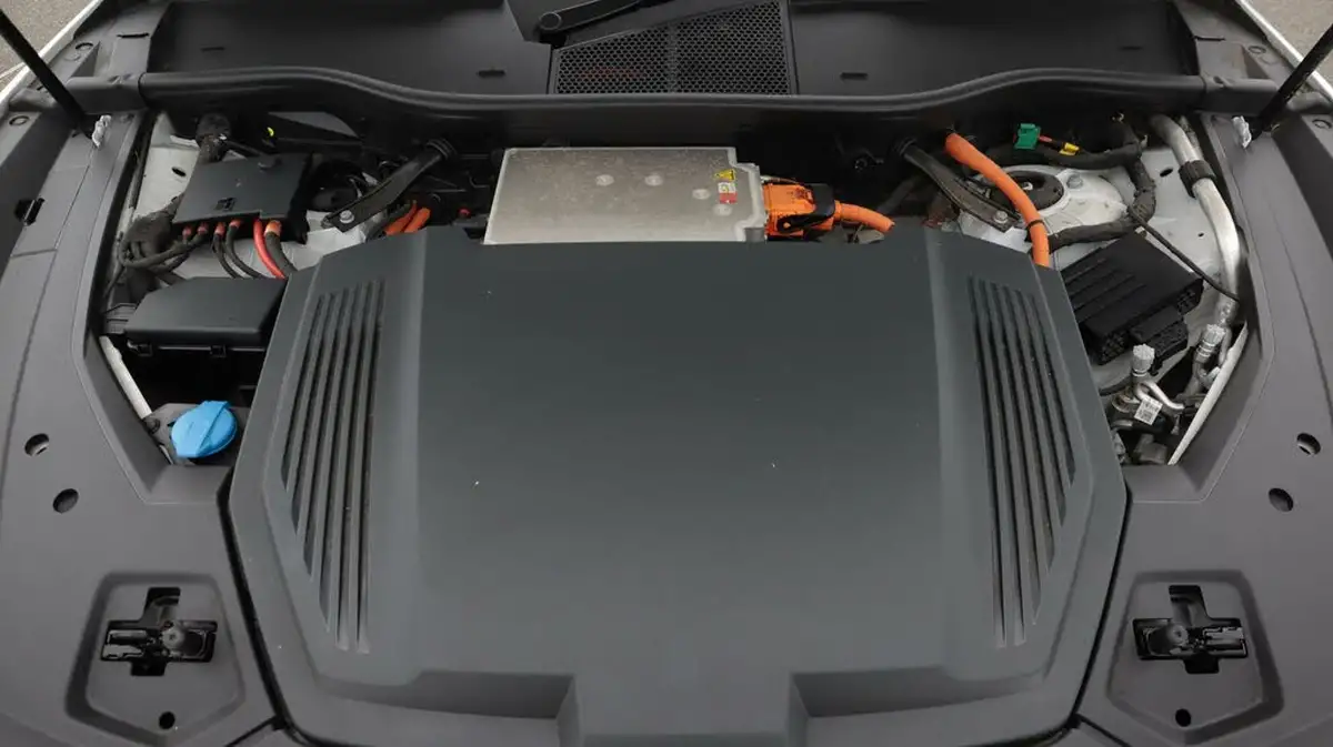 2021-audi-e-tron-50e-technik-station-wagon-big-19