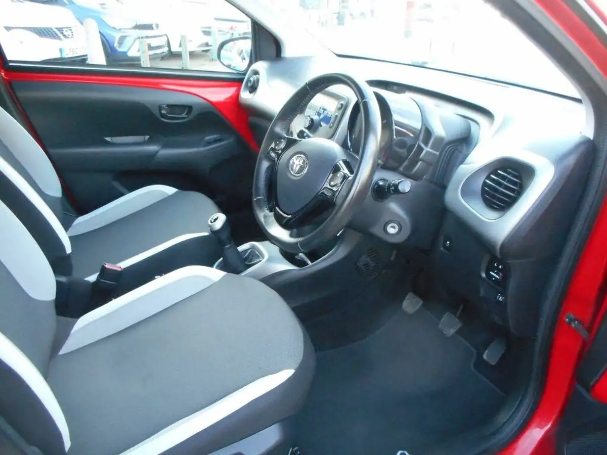 2015-toyota-aygo-10-vvt-i-x-play-5d-big-11