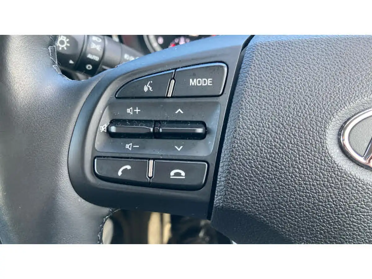 2022-hyundai-i10-12-premium-big-35