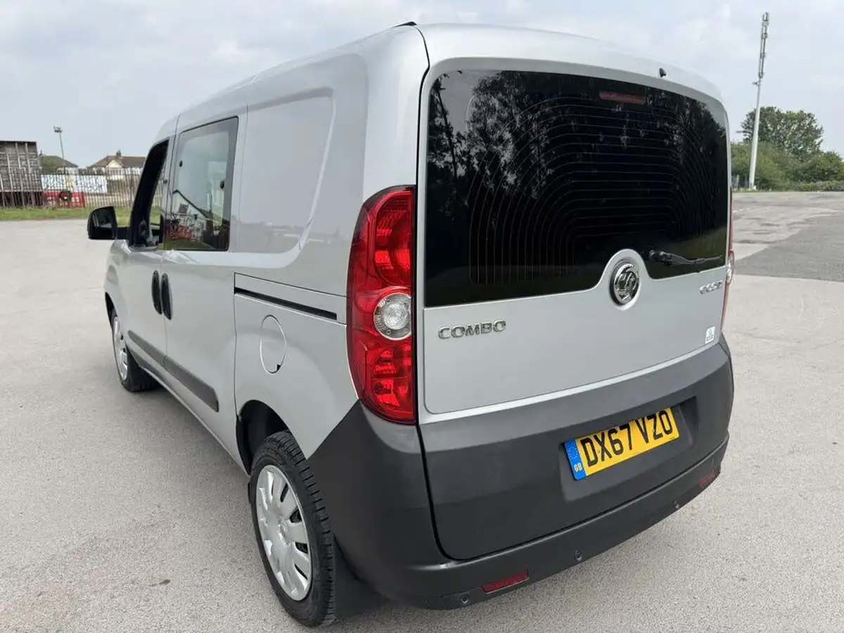 2017-vauxhall-combo-13cdti-2300-95pseu6-l1h1-ss-ecoflex-5-seats-crew-big-40