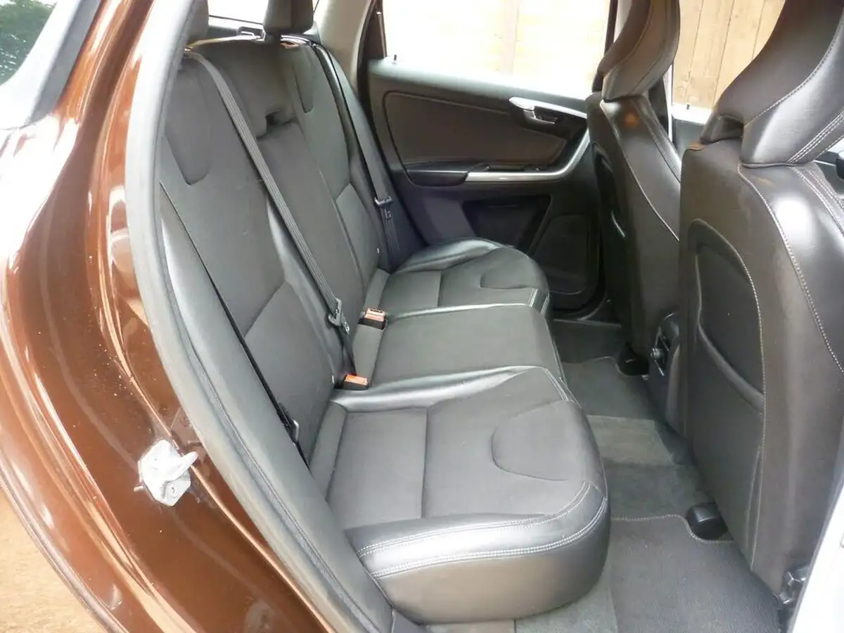 2016-volvo-xc60-20td-d4-se-nav-geartronic-big-15
