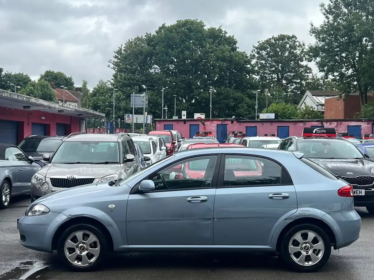 2009-chevrolet-lacetti-16-sx-hatchback-big-3