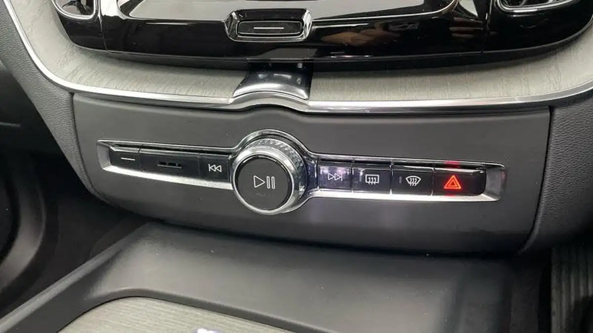 2024-volvo-xc60-20-t8-ultimate-dark-big-18