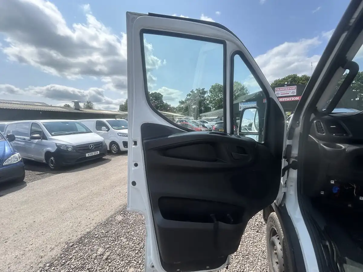 2016-iveco-daily-s-class-23td-35s11-4100-big-2