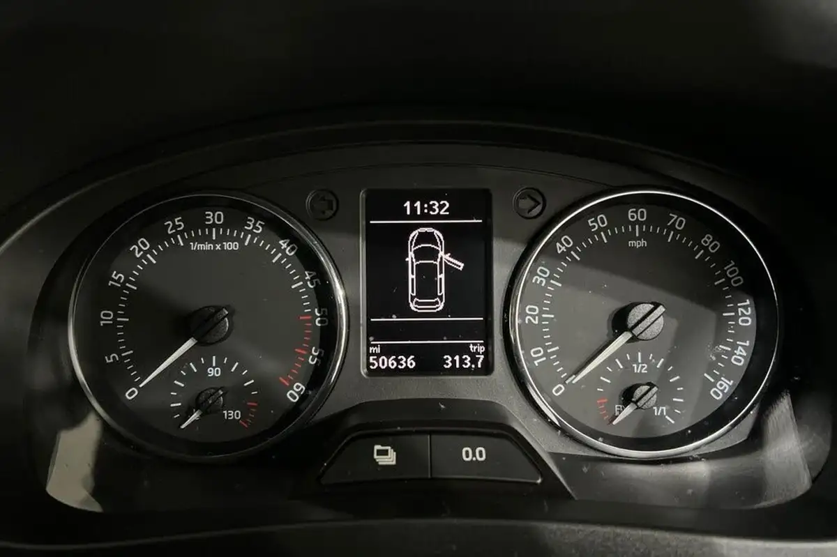 2015-skoda-rapid-spaceback-16tdi-se-tech-105ps-1598cc-big-13