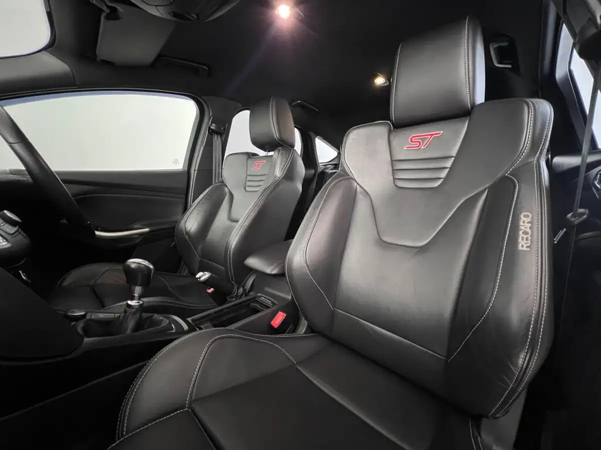2017-ford-focus-20t-st3-hatchback-big-17