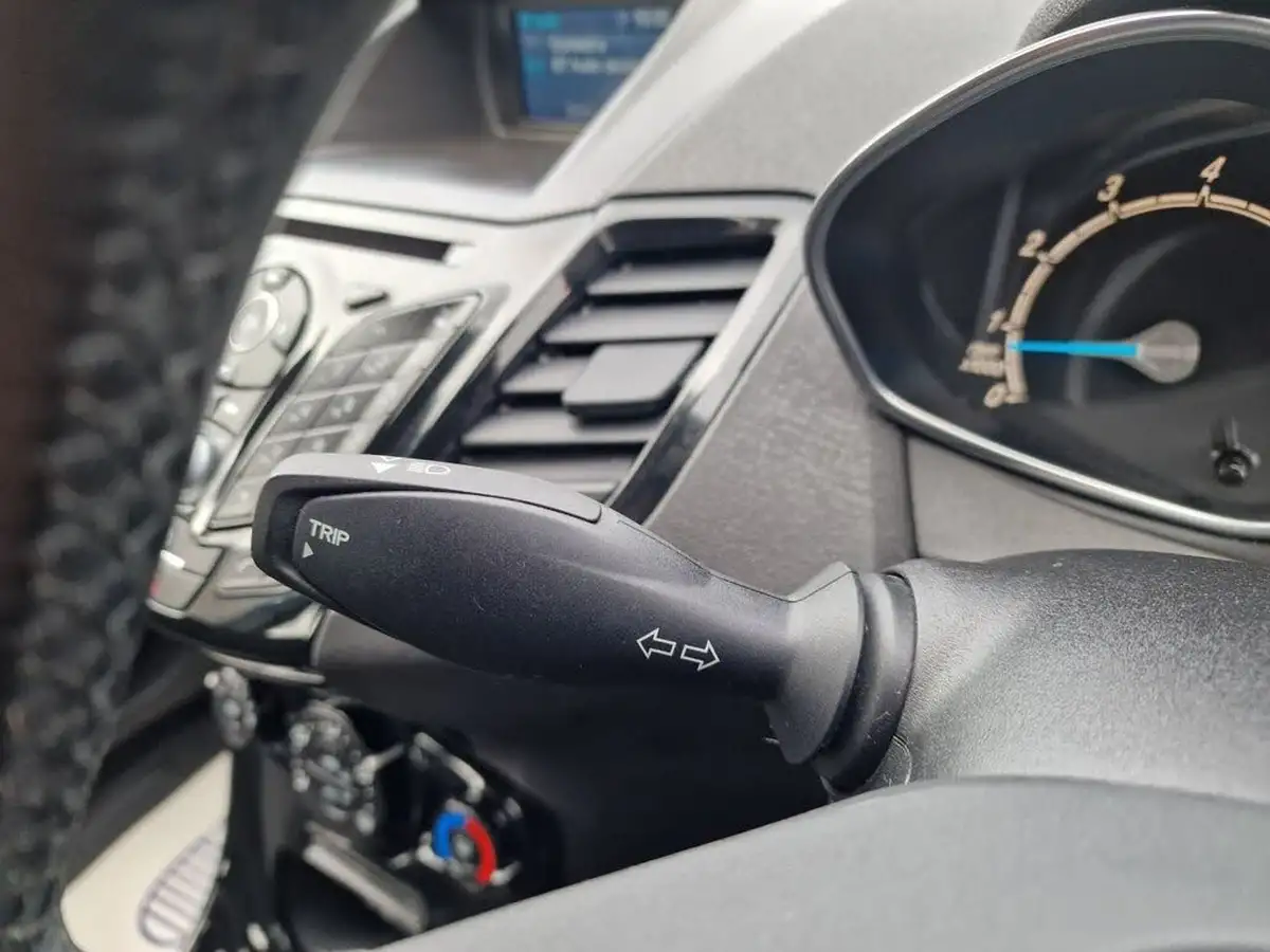 2016-ford-fiesta-125-zetec-3d-big-14