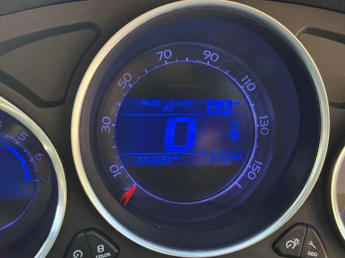 2014-citroen-ds4-16e-hdi-dstyle-big-21