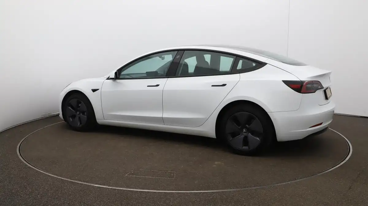 2022-tesla-model-3-e-long-range-big-47