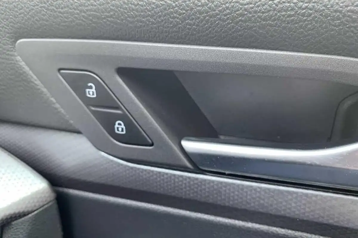 2022-volkswagen-golf-15-tsi-active-150ps-big-24