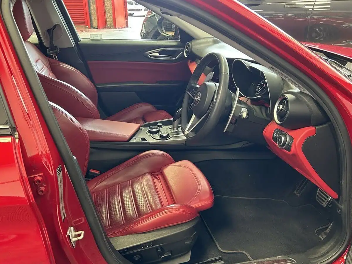 2018-alfa-romeo-giulia-20-veloce-big-28