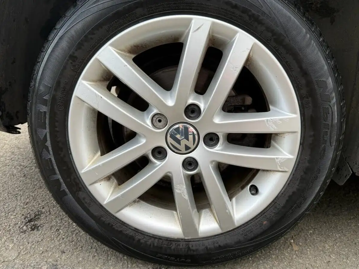 2013-volkswagen-touran-16td-se-big-8