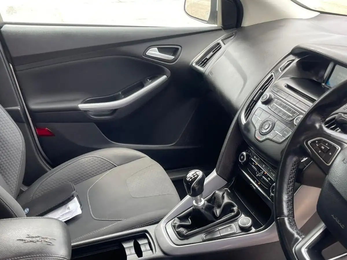 2015-ford-focus-10-zetec-t-125ps-hatchback-big-22